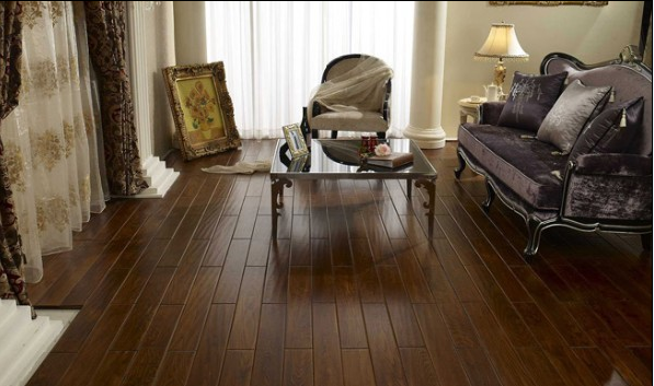  優等品實木地板，呈現出的天然原木紋理和色彩圖案，給人以自然、柔和、富有親和力的質感，同時有東暖夏涼、觸感好的特性。