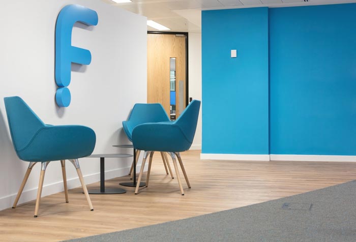 IT公司辦公室進門區(qū)域裝修設計案例效果圖