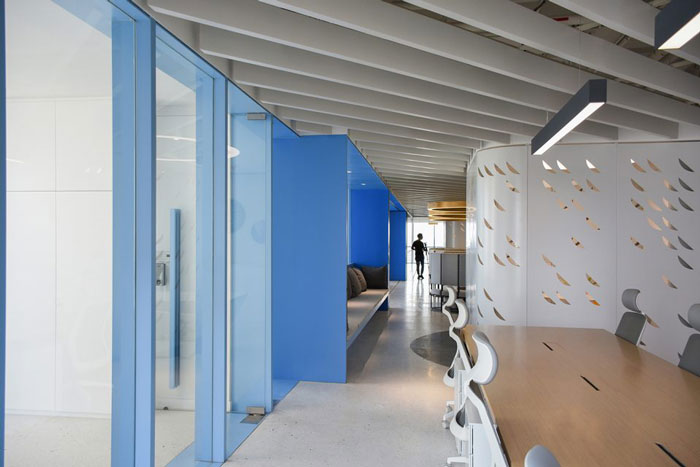 企業總部辦公室過道效果圖