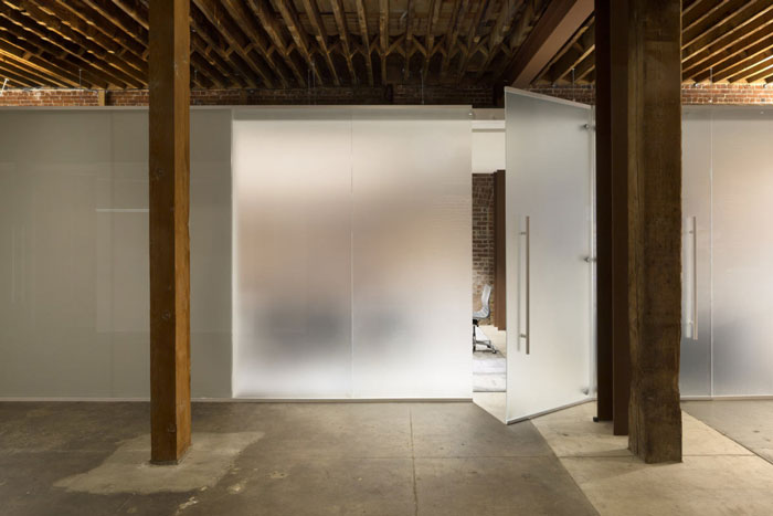 公司辦公室玻璃隔斷裝修設計效果圖