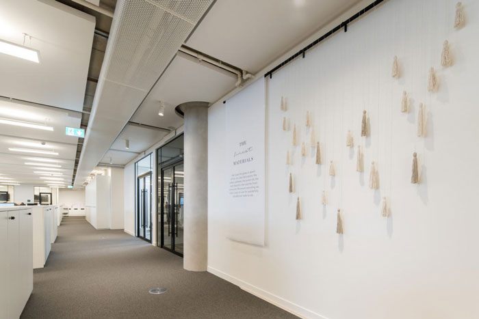 女裝公司辦公室辦公區(qū)過道裝修設(shè)計(jì)效果圖