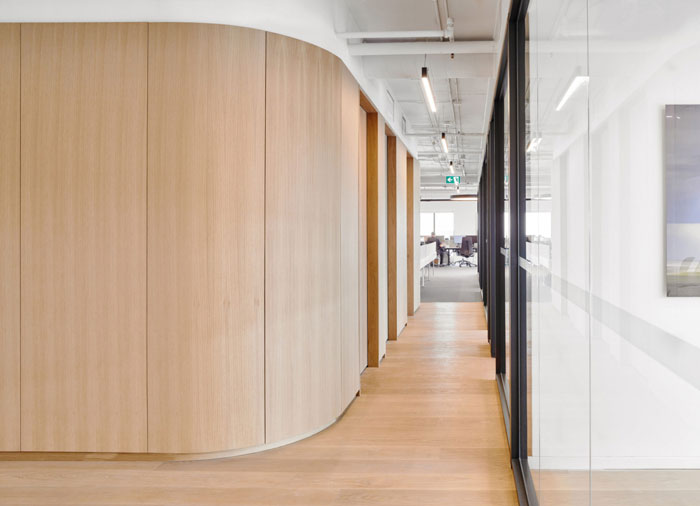 投資集團辦公室過道裝修設(shè)計效果圖