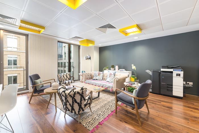 金融辦公室休息區(qū)域裝修設計案例效果圖